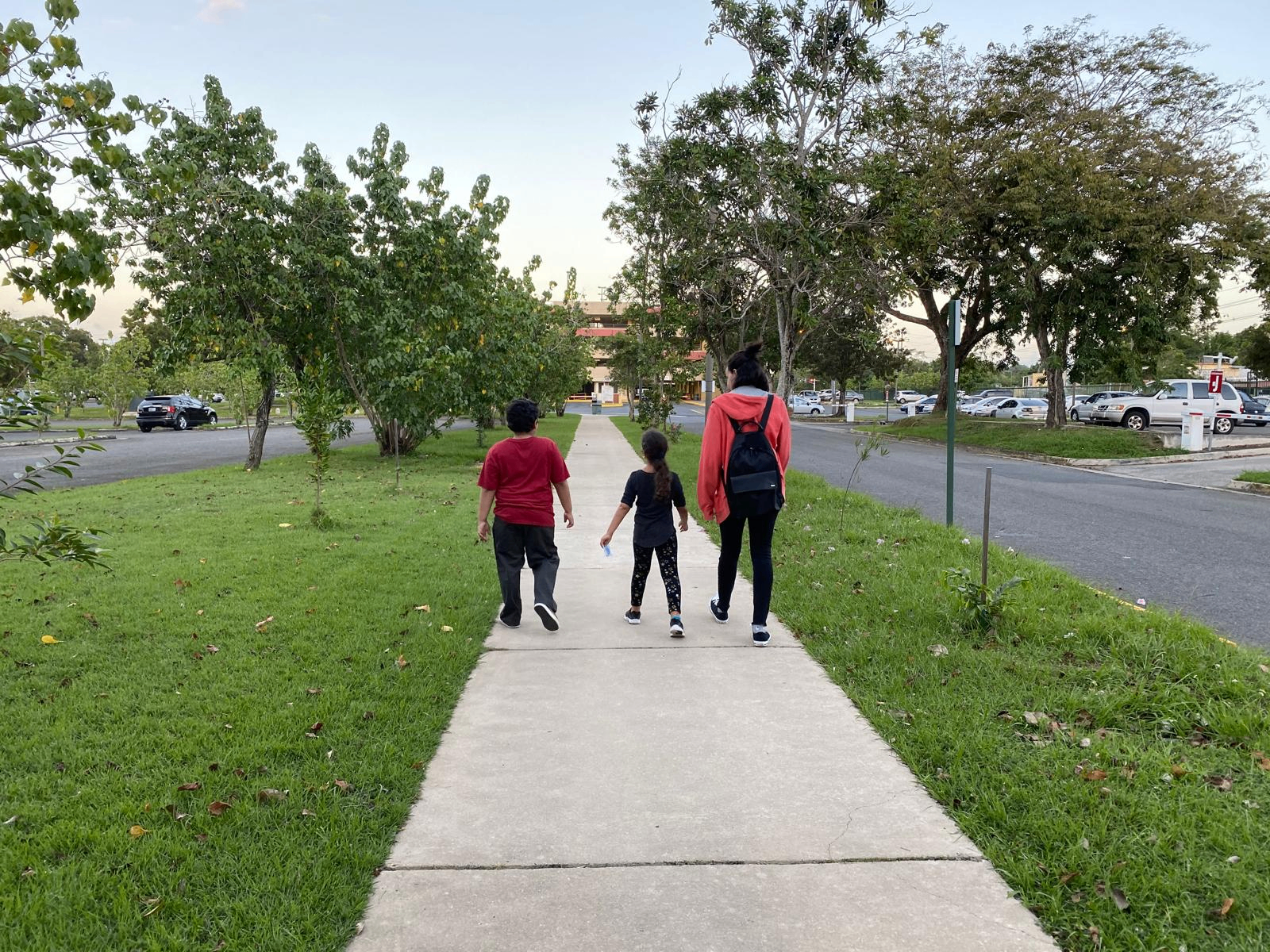 Familia caminando juntos